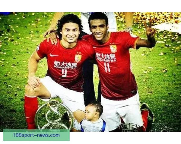 穆里奇进球后泪洒赛场激动表达我也是人展现真实情感